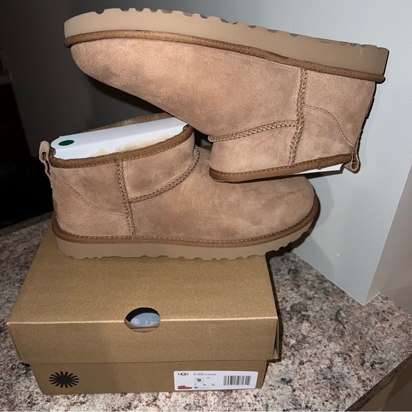 Uggs Women’s Classic Ultra Mini Ankle Boot, Chestnut 9w US- BRAND NEW - Picture 3 of 6